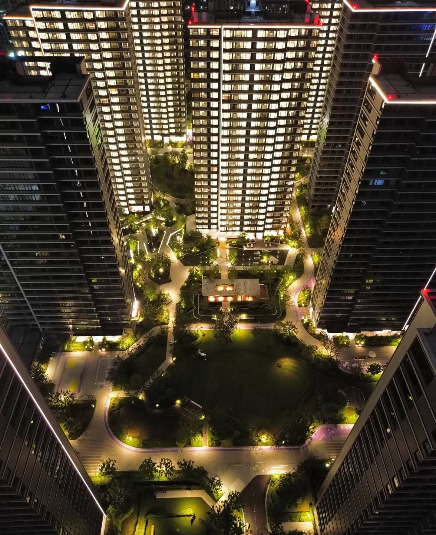 萬科物業“太陽鐘”技術入選《2025美麗中國綠色空間使用者年鑒》 引領社區智慧綠化新風尚